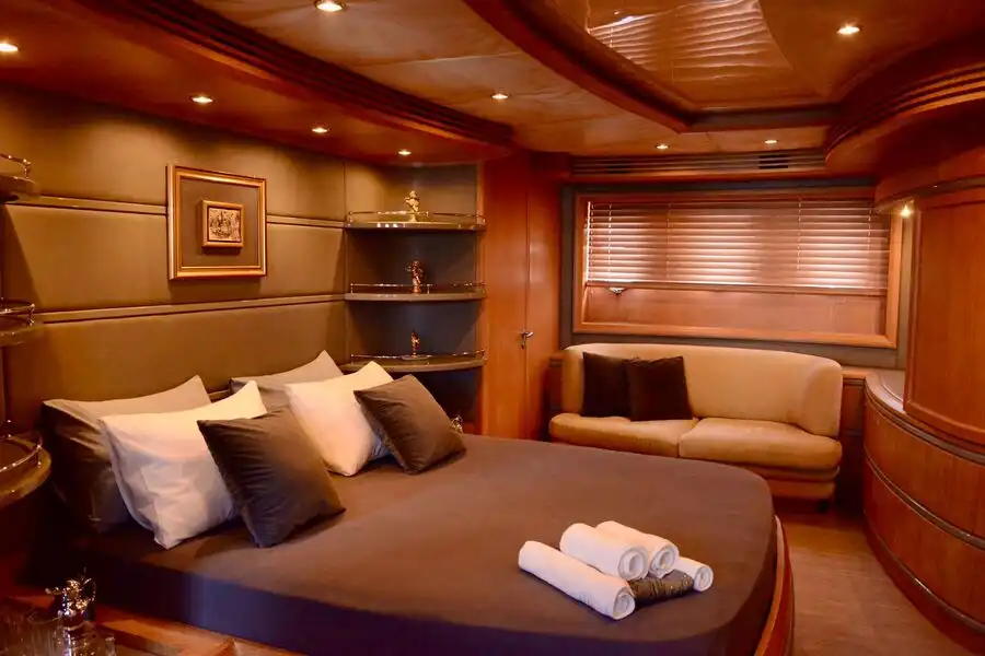 YACHT OBSIDIAN